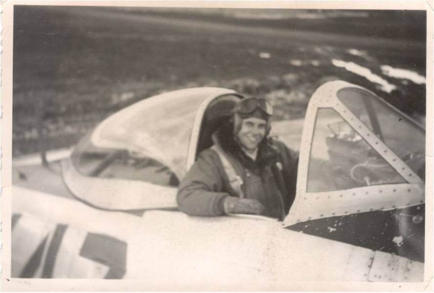 Lt.Loren Hintz in the cockpit of his P-47. Photo via AirCorps Aviation.