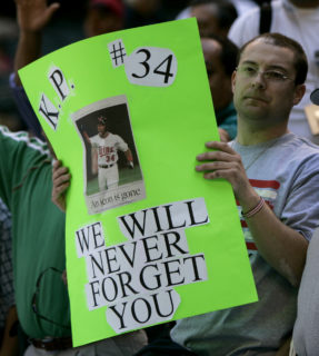 A fan holds up a sign honoring Kirby Puckett before the World Baseball Classic game between Mexico and the United States, Tuesday, March 7, 2006 at Chase Field in Phoenix, after Kirby Puckett's death a day earlier. Photo: Charlie Riedel/Associated Press.