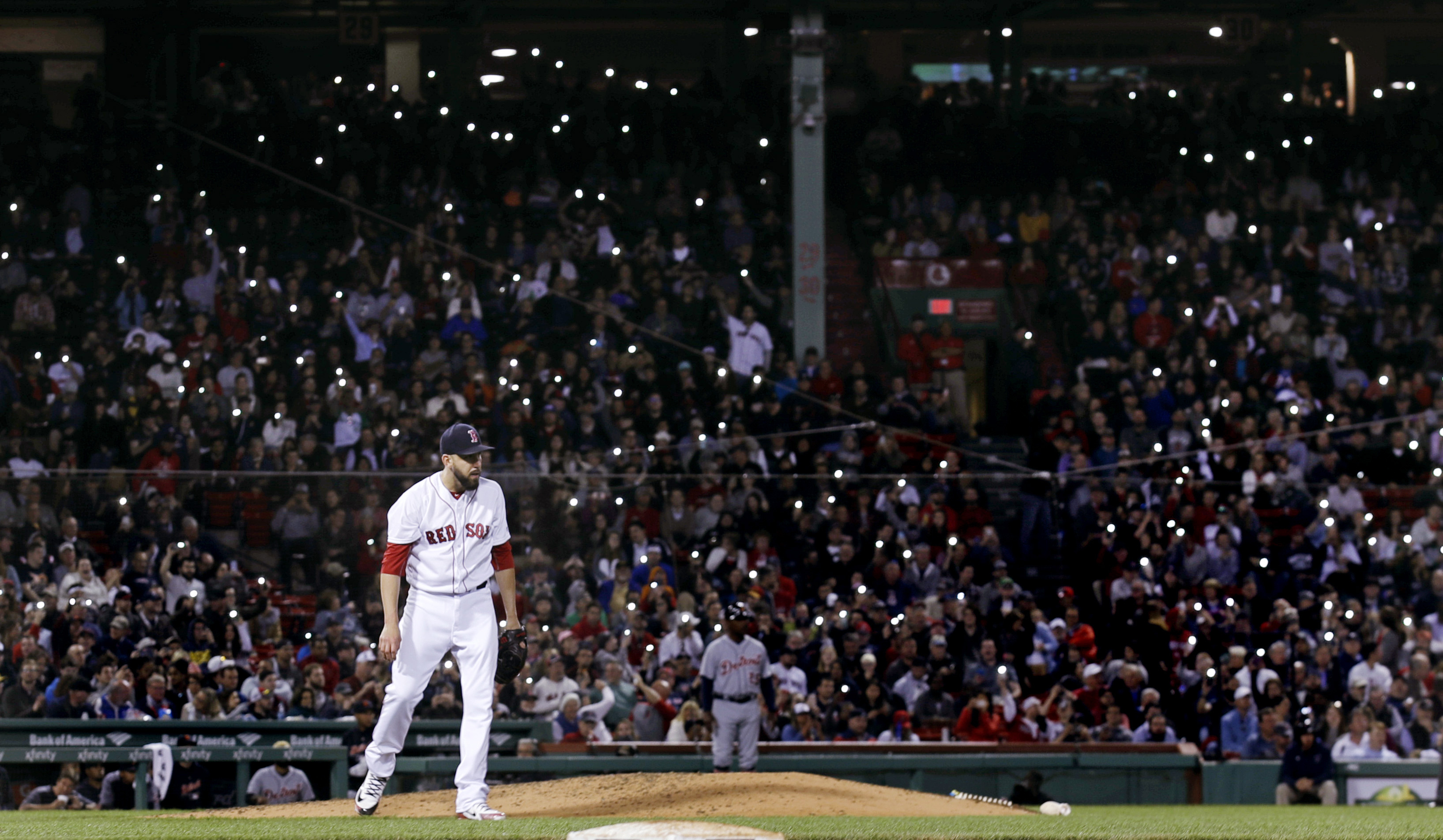 Fans turn cellphone lights on baseball team, NewsCut