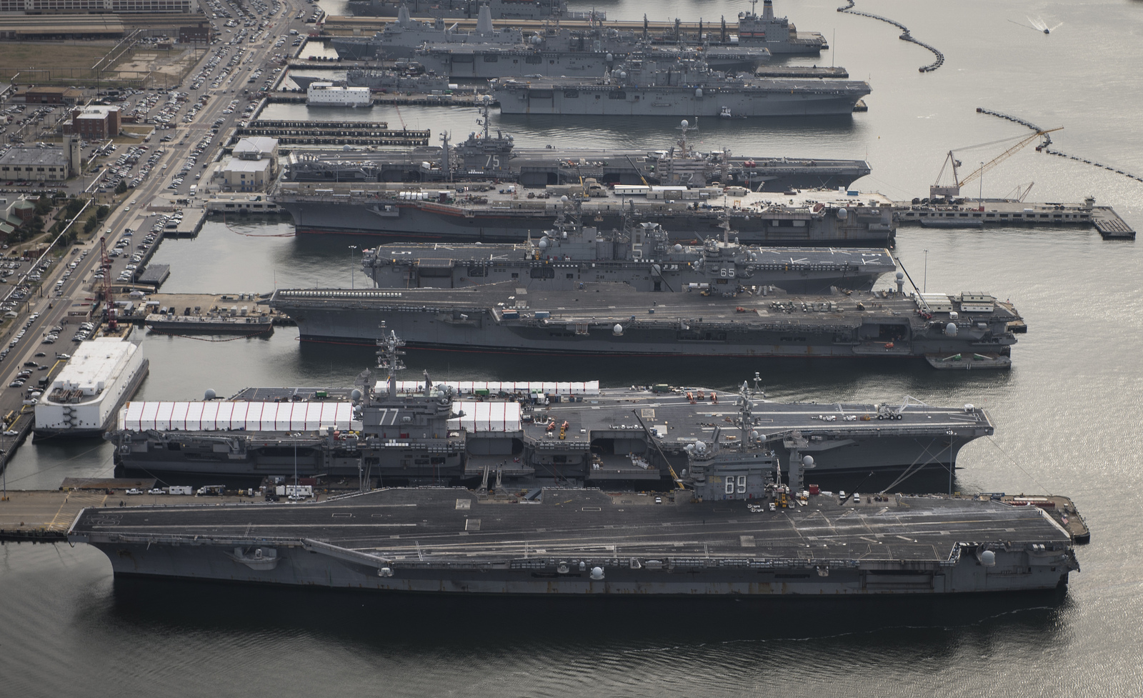 USS Abraham Lincoln (CVN 72) - NORFOLK (Aug. 6, 2015) Logistics